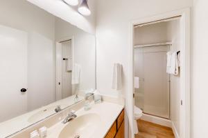 Un baño blanco con lavabo e inodoro. en Kingswood Village 60, en Kings Beach 10 fotos más