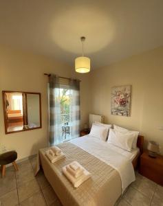 - une chambre avec un lit et 2 serviettes dans l'établissement Villa Amarena, à Mitikas