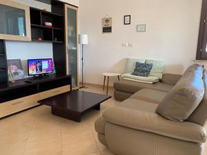 a living room with a couch and a tv at Kitehouse Emma in Marsala