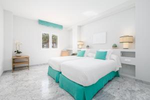 Łóżko lub łóżka w pokoju w obiekcie Beautiful 2 Bed Playas del Duque + Parking RDR294