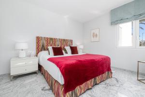 Łóżko lub łóżka w pokoju w obiekcie Beautiful 2 Bed Playas del Duque + Parking RDR294