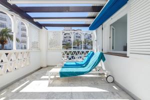 hamak na balkonie z widokiem w obiekcie Beautiful 2 Bed Playas del Duque + Parking RDR294 w Marbelli