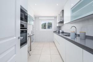Kuchnia lub aneks kuchenny w obiekcie Beautiful 2 Bed Playas del Duque + Parking RDR294