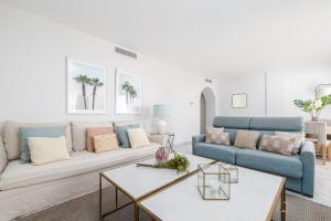 Część wypoczynkowa w obiekcie Beautiful 2 Bed Playas del Duque + Parking RDR294