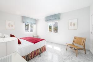 Łóżko lub łóżka w pokoju w obiekcie Beautiful 2 Bed Playas del Duque + Parking RDR294