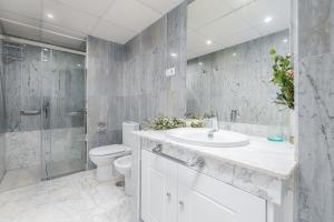 łazienka z toaletą, umywalką i prysznicem w obiekcie Beautiful 2 Bed Playas del Duque + Parking RDR294 w Marbelli +9 zdjęć