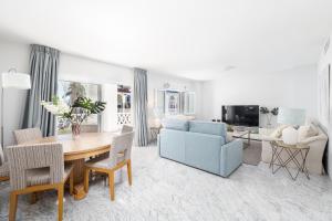 Telewizja i/lub zestaw kina domowego w obiekcie Beautiful 2 Bed Playas del Duque + Parking RDR294