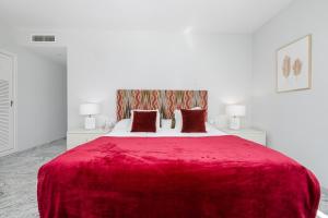 Łóżko lub łóżka w pokoju w obiekcie Beautiful 2 Bed Playas del Duque + Parking RDR294