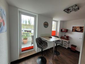 a small office with a desk and a window at Ferienwohnung oder Studio Dresden-Neustadt inkl Parkplatz mit Balkon oder Terrasse in Dresden