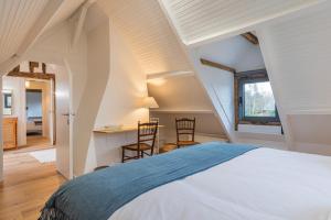 een slaapkamer met een bed, een bureau en een raam bij La Maison Cornière in Biéville-en-Auge +52 foto's