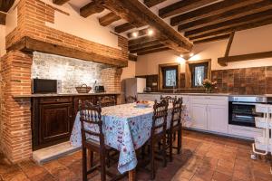 een keuken met een tafel en stoelen in een kamer bij La Maison Cornière in Biéville-en-Auge