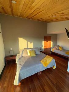 Ein Bett oder Betten in einem Zimmer der Unterkunft Hermosa casa privada con jacuzzi y una vista espectacular al lago