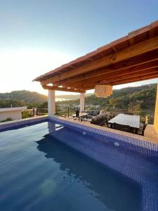 una gran piscina con un pabellón y un sistema de alcantarillado en Hermosa casa privada con jacuzzi y una vista espectacular al lago, en Valle de Bravo