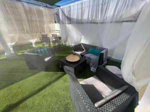 een woonkamer met een bank en stoelen in een tent bij Casa Ana in Sanlúcar de Barrameda