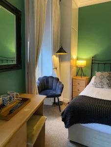 Un pat sau paturi într-o cameră la Cobbleview Rooms