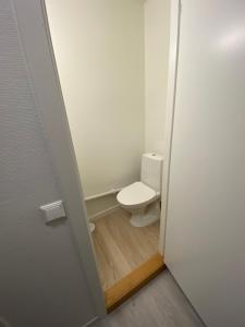 a small bathroom with a toilet in a room at Nice central appartment in Bergen +7 photos