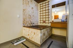 uma casa de banho com um lavatório de pedra e um espelho. em Spa Motel - Radial Leste em São Paulo