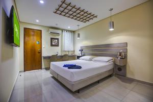1 dormitorio con 1 cama grande en una habitación en Spa Motel - Radial Leste, en São Paulo