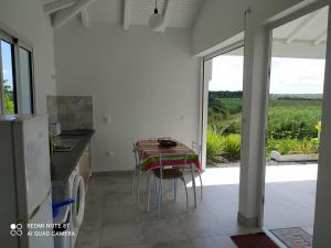 Kuchyň nebo kuchyňský kout v ubytování Kaz a Klemence Gite creole avec piscine et table dhotes a Anse Bertrand
