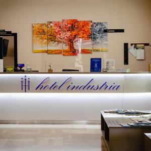 a white counter with the words hoked india on it at Hotel Industria in Brescia