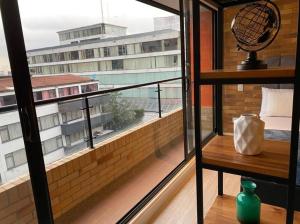 Habitación con balcón y vistas a un edificio. en Apartamento 512 academia, en Bogotá