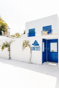 un edificio con el signo de Santiago. en Pousada Villa Santô, en Guarujá