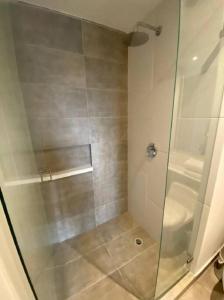 y baño con ducha y puerta de cristal. en Apartamento 512 academia, en Bogotá