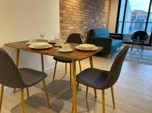 mesa de madera con sillas y comedor en Apartamento 512 academia, en Bogotá