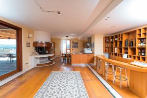 cocina con bar y sala de estar en Fattoria Colsanto, en Torre del Colle