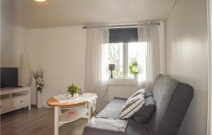 Posezení v ubytování 1 Bedroom Beautiful Home In Fridlevstad