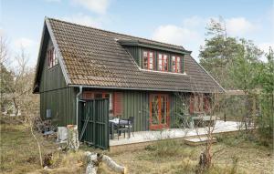 uma casa verde com uma mesa em frente em Lovely Home In Hjby With Wifi em Højby