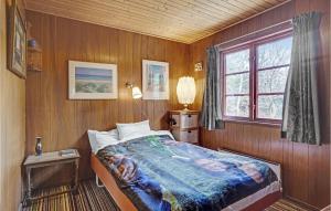 um quarto com uma cama numa parede de madeira em Lovely Home In Hjby With Wifi em Højby
