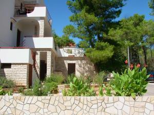 a garden in front of a house at Apartments Pinus in Vrboska