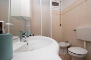 Castel dʼAiano的住宿－L'angolo dell'artista，浴室配有白色卫生间和盥洗盆。