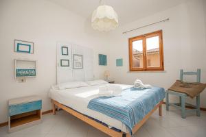 1 dormitorio con 1 cama y 1 silla en Affitti Brevi Toscana - A pochi passi dal Mare, en Talamone