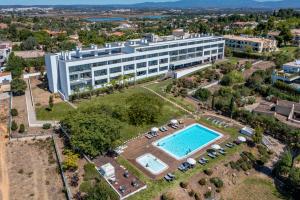 een luchtfoto van een hotel met zwembad bij Pelican Alvor in Alvor