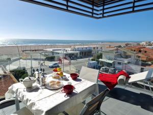 a table with food and a view of the beach at Residence Hotel Margherita in Montalto di Castro