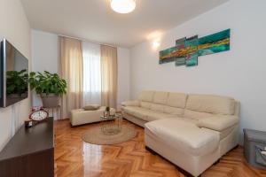 En sittgrupp på Apartment Radić-perfect location for summer activities