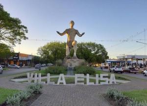 uma estátua de um homem em cima de uma placa em Alojam Las Heras 10 Off Termas em Villa Elisa