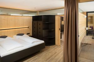 - une chambre avec un lit dans l'établissement fire & ice LIVING, à Ischgl