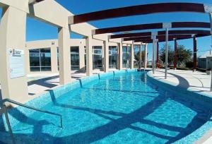 uma grande piscina em frente a um edifício em Alojam Las Heras 10 Off Termas em Villa Elisa