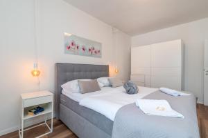 een slaapkamer met twee bedden en een nachtkastje bij Apartment Radić-perfect location for summer activities in Trogir