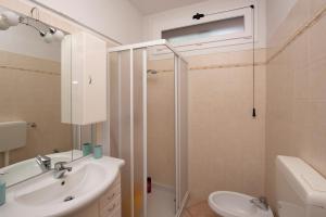 La salle de bains est pourvue d'une douche, d'un lavabo et de toilettes. dans l'établissement L'angolo dell'artista, à Castel dʼAiano