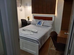 A bed or beds in a room at 2 BR Loop Tower 1524