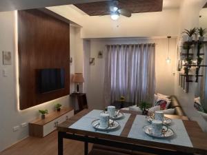 A television and/or entertainment centre at 2 BR Loop Tower 1524