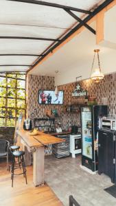 貝爾蒂奧加的住宿－Casa São Lourenço，厨房配有桌子和冰箱
