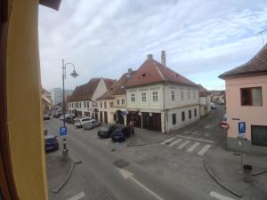 einen Blick aus dem Fenster einer Straße mit Gebäuden in der Unterkunft Fanea Residence in Sibiu + 6 Fotos