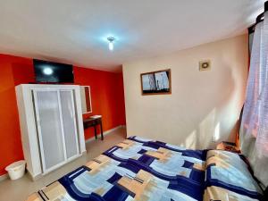 een slaapkamer met een bed en een tv aan de muur bij OYO Hotel Puerto Real Coatzacoalcos in Coatzacoalcos