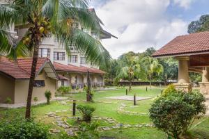 a view of the courtyard of a resort at ēRYA by SURIA Cherating in Cherating