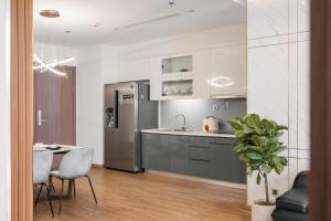 Kuchyňa alebo kuchynka v ubytovaní Lilyhome - Vinhomes Metropolis Apartments Deluxury